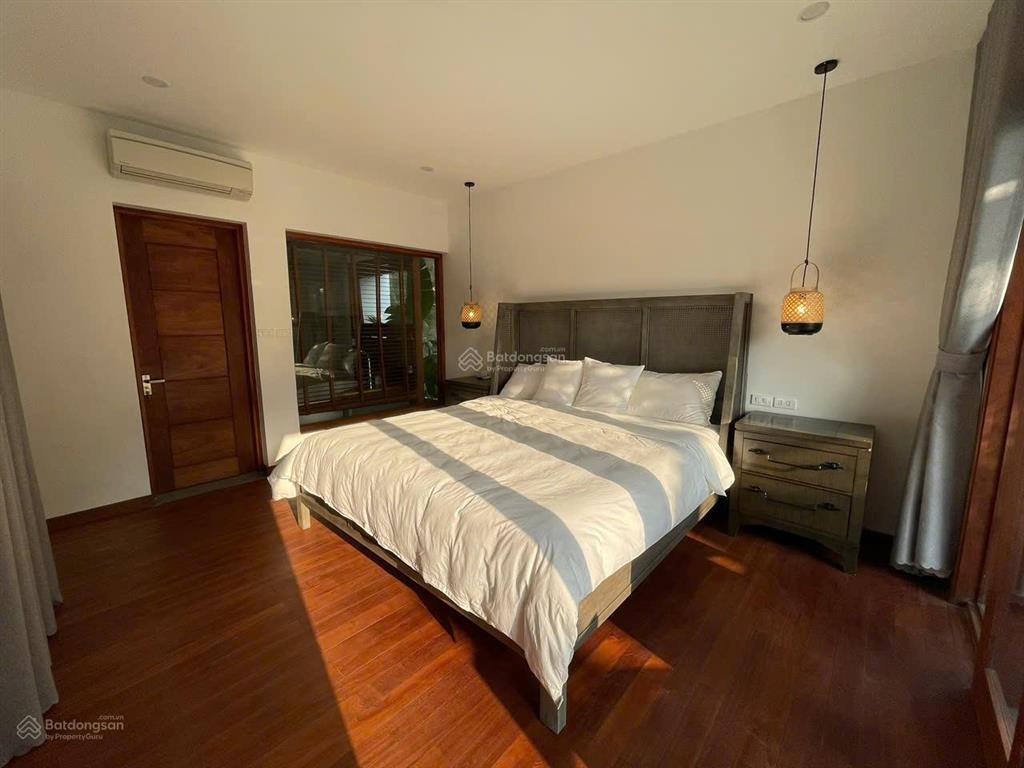 Bán villa 316m2 thế đất cao, sổ lâu dài, view hồ, vị trí trung tâm, nhà chưa từng cho thuê, 20 tỷ