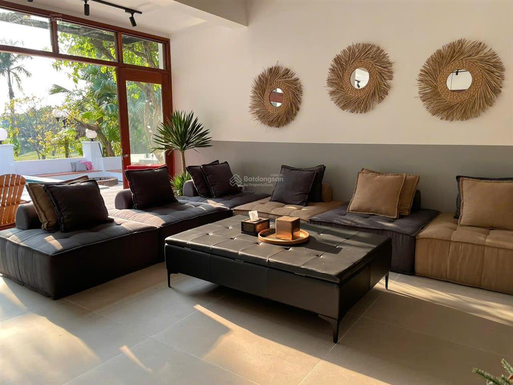 Bán villa 316m2 thế đất cao, sổ lâu dài, view hồ, vị trí trung tâm, nhà chưa từng cho thuê, 20 tỷ