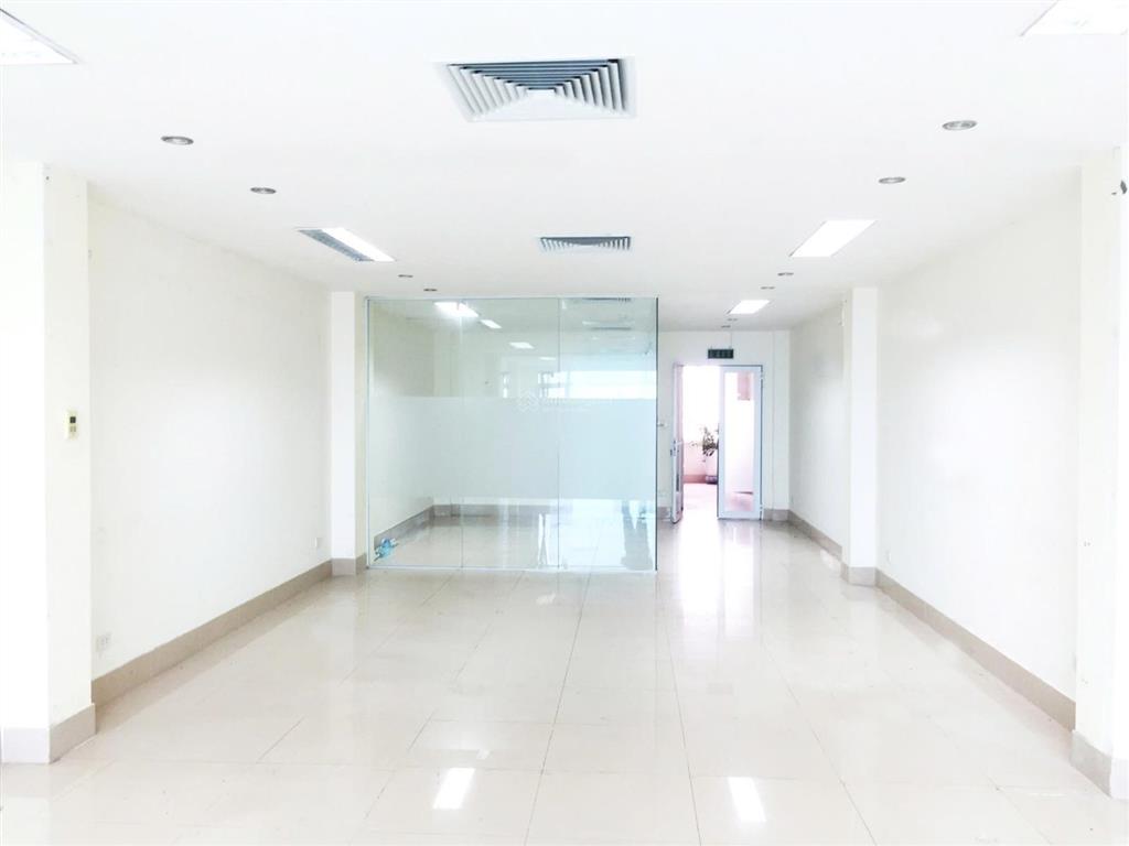 Cho thuê văn phòng hoàng quốc việt 150m2 giá 16tr/th, thang máy, hầm xe, bảo vệ, nhà mặt phố