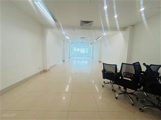 Cho thuê văn phòng hoàng quốc việt 150m2 giá 16tr/th, thang máy, hầm xe, bảo vệ, nhà mặt phố