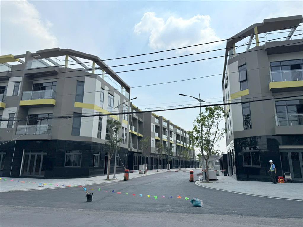 HOT !!! SỞ HỮU NGAY CĂN NHÀ PHỐ MẶT TIỀN ĐẸP - GIÁ TỐT - Vị Trí Đắc Địa Tại Đường Bình