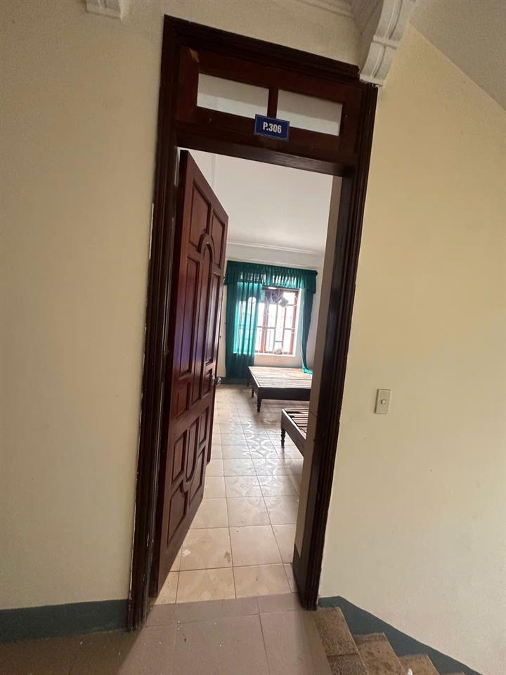 Bán đất tặng khách sạn 3 tầng, gồm 17 phòng, vị trí cực đẹp trên đường Lưu Quang Vũ.