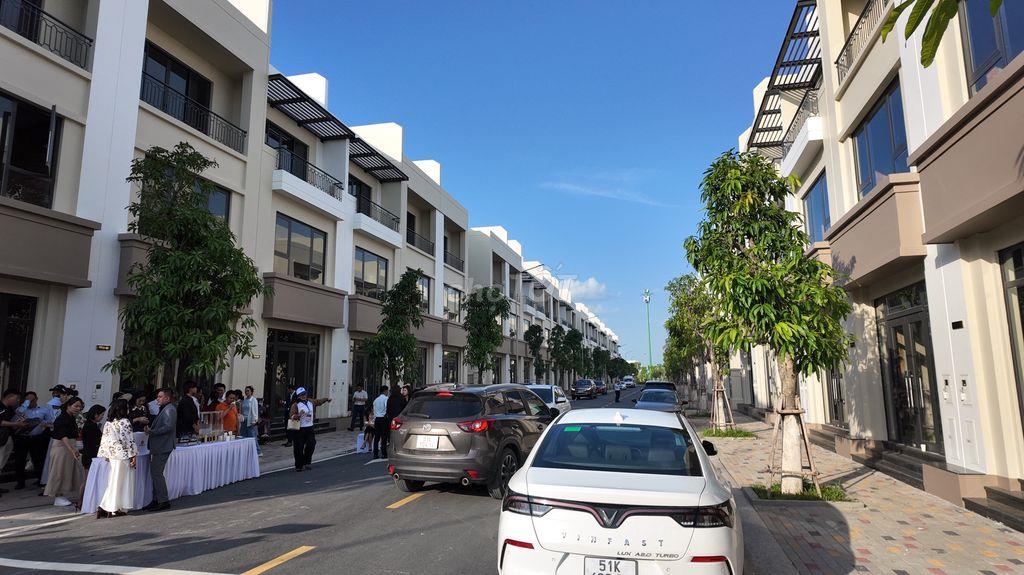 Nhà 4 tầng trung tâm Hậu Nghĩa Đức Hòa đô thị Vingroup giá 4 tỷ