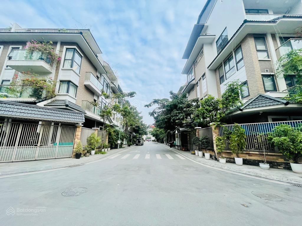 Ngay khu bách  kinh  xây, mặt tiền hơn 8m, đường 8m, ô tô dừng đỗ thoải mái.