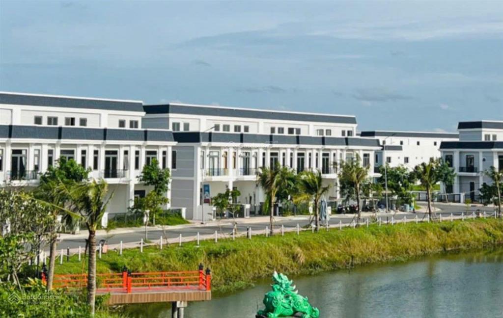 Bán lô đất mặt tiền 50m diện tích 100m2  giá 3 tỷ550 dự án the sol city, long an