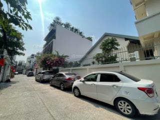Ngang lớn 6x8m. dtcn~39m2, kc 3 tầng + 6 phòng ngủ. hxh 6m trần khắc chân, quận 1. sẵn hđt 25tr/th