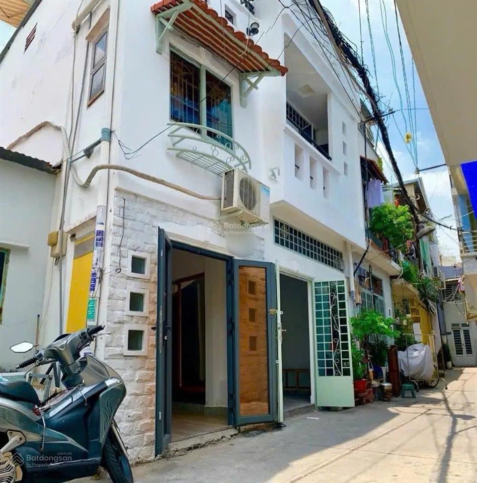 Ngang lớn 6x8m. dtcn~39m2, kc 3 tầng + 6 phòng ngủ. hxh 6m trần khắc chân, quận 1. sẵn hđt 25tr/th