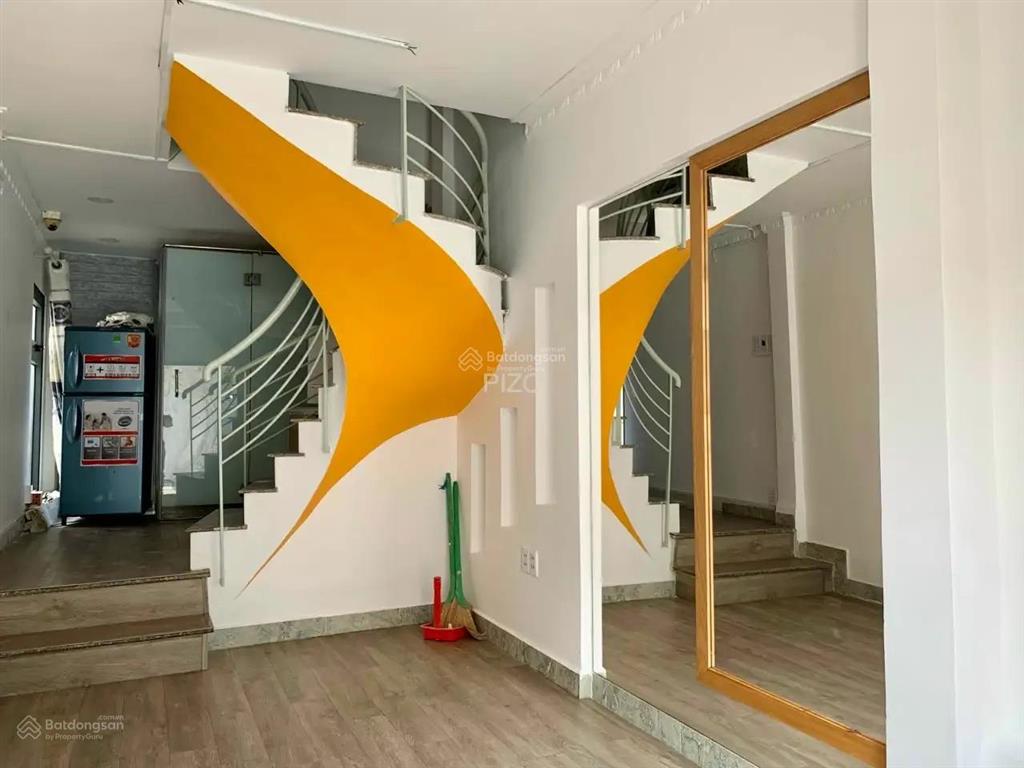 Ngang lớn 6x8m. dtcn~39m2, kc 3 tầng + 6 phòng ngủ. hxh 6m trần khắc chân, quận 1. sẵn hđt 25tr/th