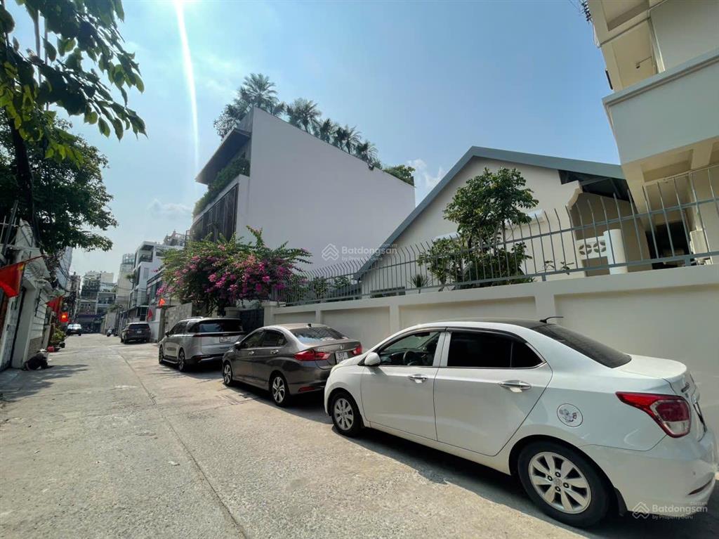 Ngang lớn 6x8m. dtcn~39m2, kc 3 tầng + 6 phòng ngủ. hxh 6m trần khắc chân, quận 1. sẵn hđt 25tr/th