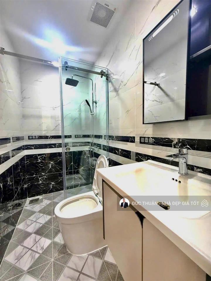 Nhà mới đẹp vào ở ngay  sát mặt tiền khu nguyễn văn trỗi  phú nhuận. 4 tầng  ngang 6m. giá 9 tỷ