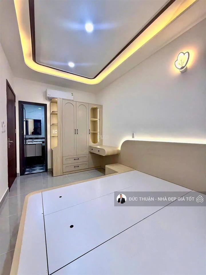 Nhà mới đẹp vào ở ngay  sát mặt tiền khu nguyễn văn trỗi  phú nhuận. 4 tầng  ngang 6m. giá 9 tỷ