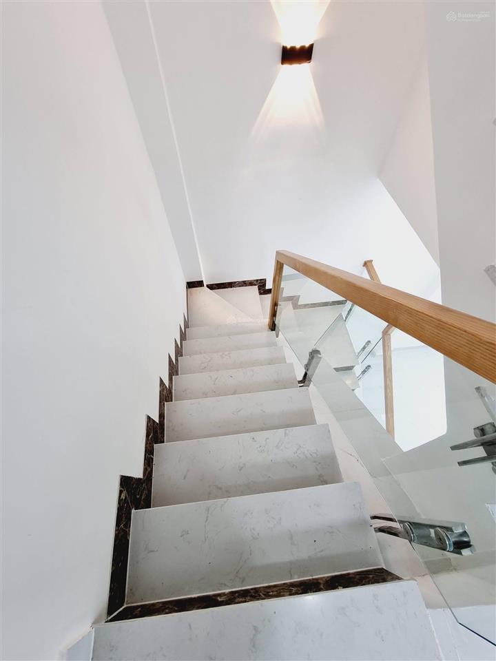 4.5x7m, bán nhà 3 tầng, đường 8m, mt ngay phan văn trị, p1 gò vấp, 4 tỷ nhỉnh