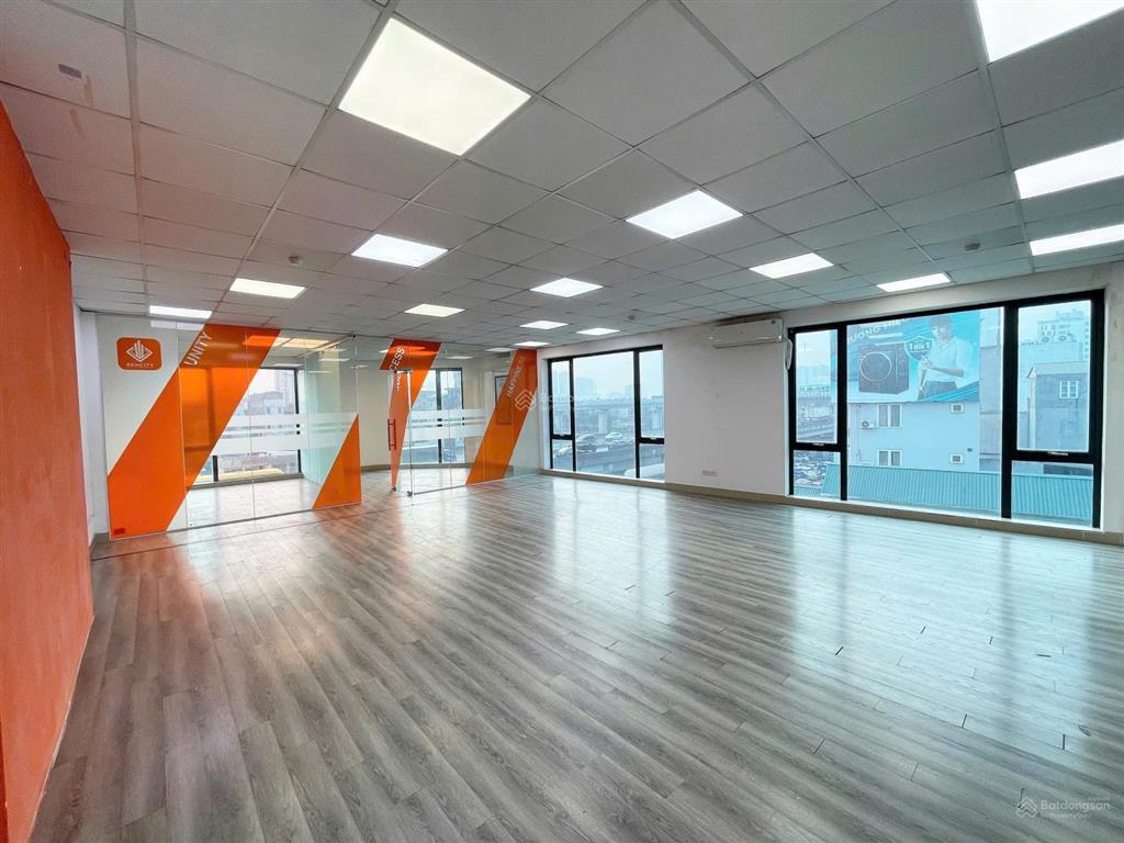Nhà mới, sàn vp 120m2 ở mặt đường nguyễn xiển, q. thanh xuân, lô góc, 2 mặt thoáng, ô tô đỗ cửa