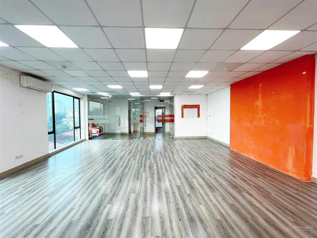 Nhà mới, sàn vp 120m2 ở mặt đường nguyễn xiển, q. thanh xuân, lô góc, 2 mặt thoáng, ô tô đỗ cửa
