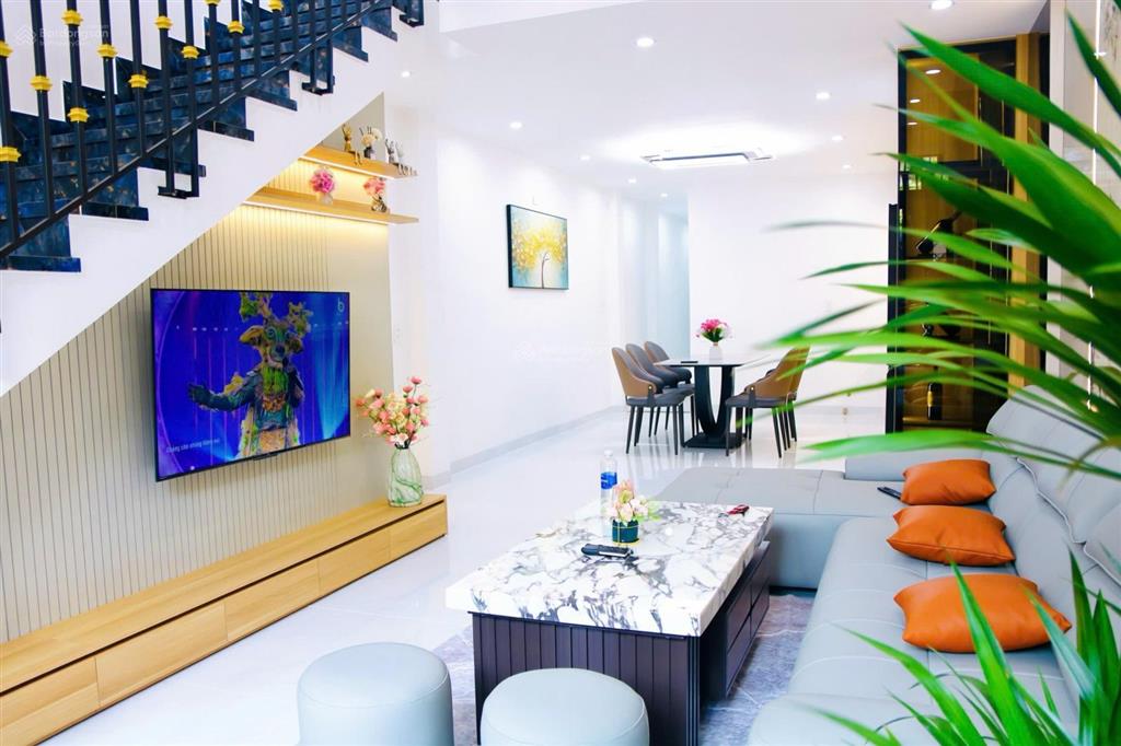 Bán nhà 2 tầng, sơn trà, full nội thất, chỉ xách vali vô ở. giá 7.6 tỉ thương lượng.  0987 898 ***