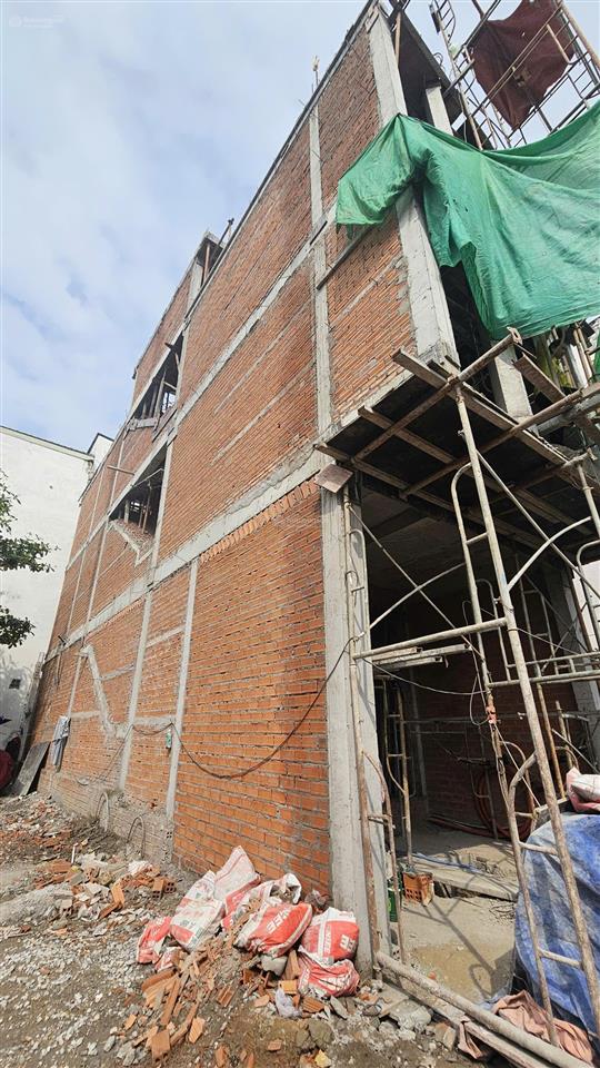 Bán nhà thô mặt tiền đường cao lỗ nhà xây kiên cố, có thiết kế thang máy