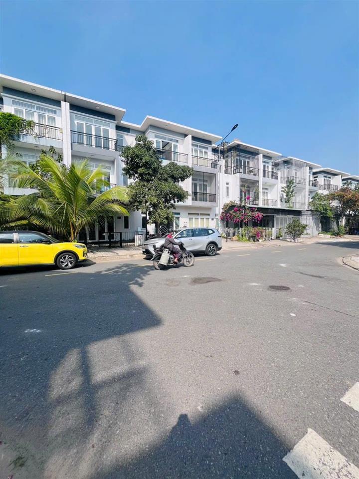 Gấp, cần bán nhà phố liền kề vinhomes hóc môn, tphcm (giá 2,8 tỷ = 100%)