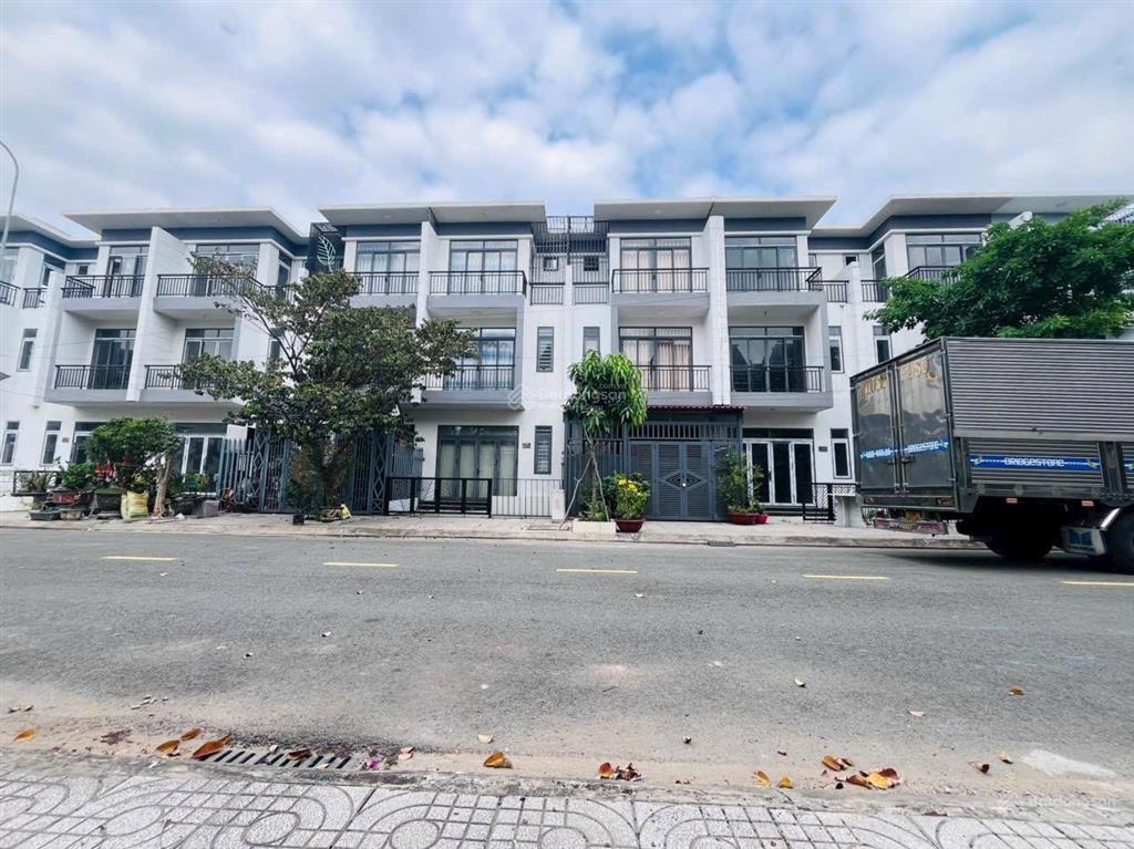 Gấp, cần bán nhà phố liền kề vinhomes hóc môn, tphcm (giá 2,8 tỷ = 100%)