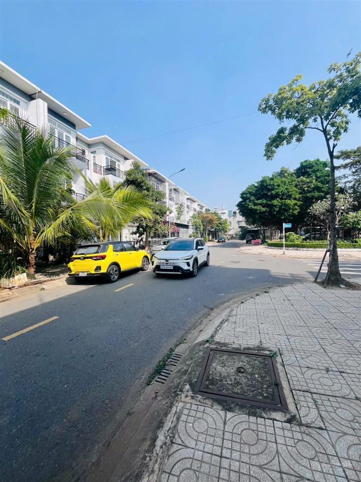 Gấp, cần bán nhà phố liền kề vinhomes hóc môn, tphcm (giá 2,8 tỷ = 100%)