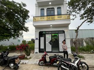 Nhà 2 tầng mới 100% . kế bên vonhomes hóc môn giá 3.9tỷ đường 13m dt 5x18m =90m2