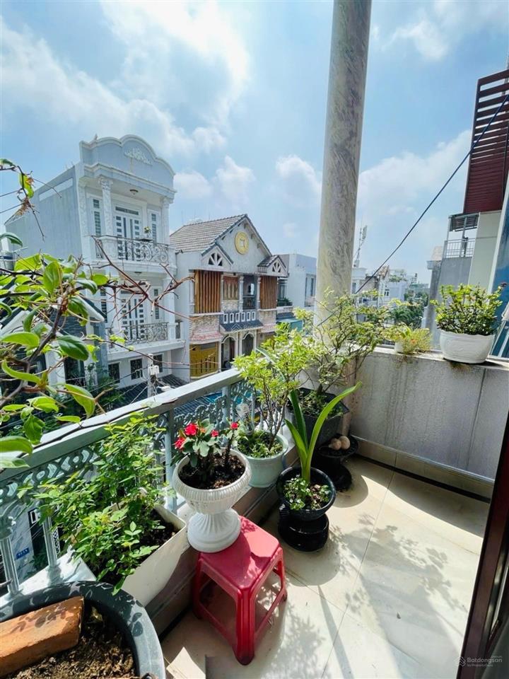 Căn nhà 3 tầng ngang 5.3 x 13m giá chỉ 2.5 tỷ shc hẻm xe hơi vị trí đẹp tiện đi về quân gò vấp .
