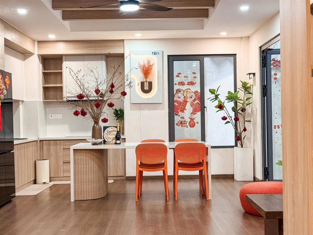 Quận 10  gần vòng xoay dân chủ kts thiết kế 57m2 (9.5 x 6)  3 tầng  hẻm 1/ sát mặt tiền