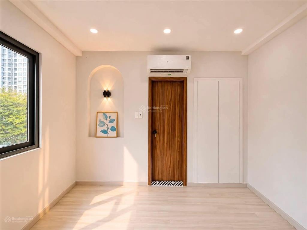 Mặt tiền huỳnh văn bánh, góc giao nguyễn văn trỗi, p17, phú nhuận  5 tầng mới  8 phòng