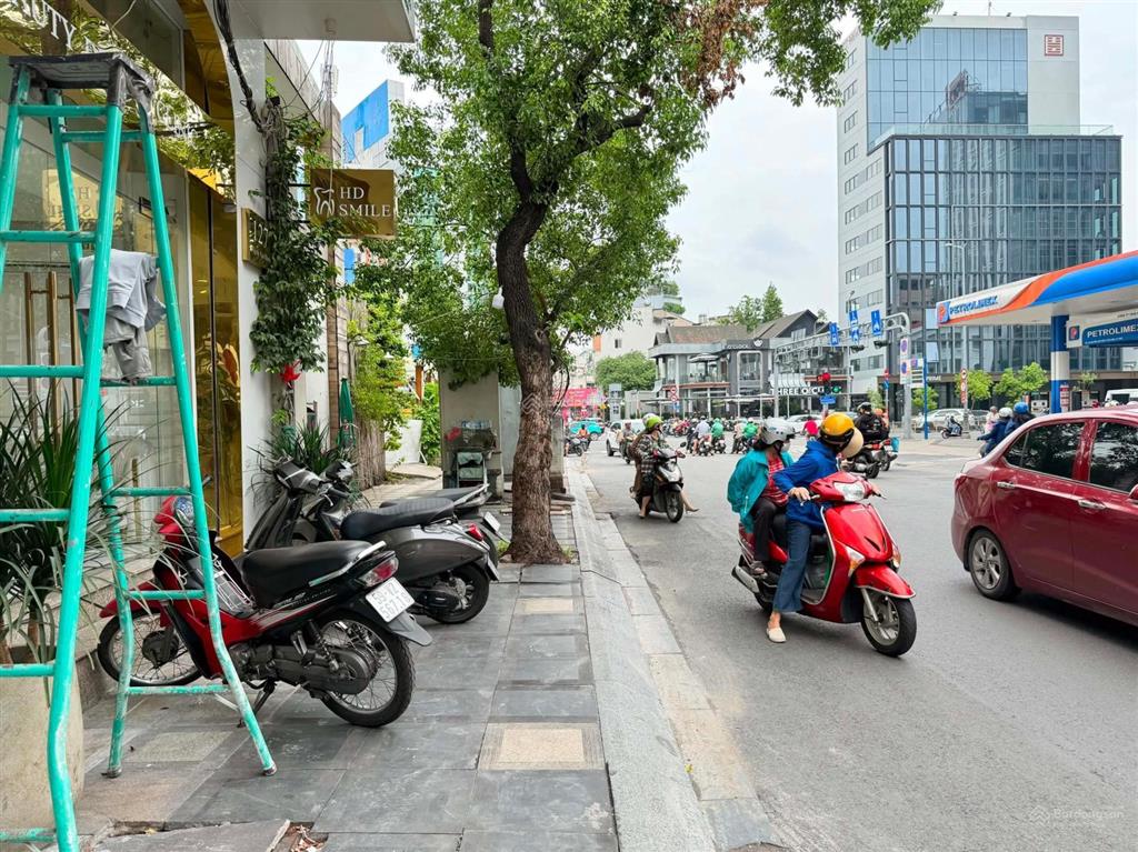 Mặt tiền huỳnh văn bánh, góc giao nguyễn văn trỗi, p17, phú nhuận  5 tầng mới  8 phòng