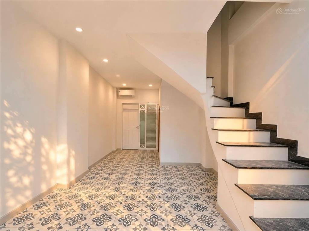 Mặt tiền huỳnh văn bánh, góc giao nguyễn văn trỗi, p17, phú nhuận  5 tầng mới  8 phòng