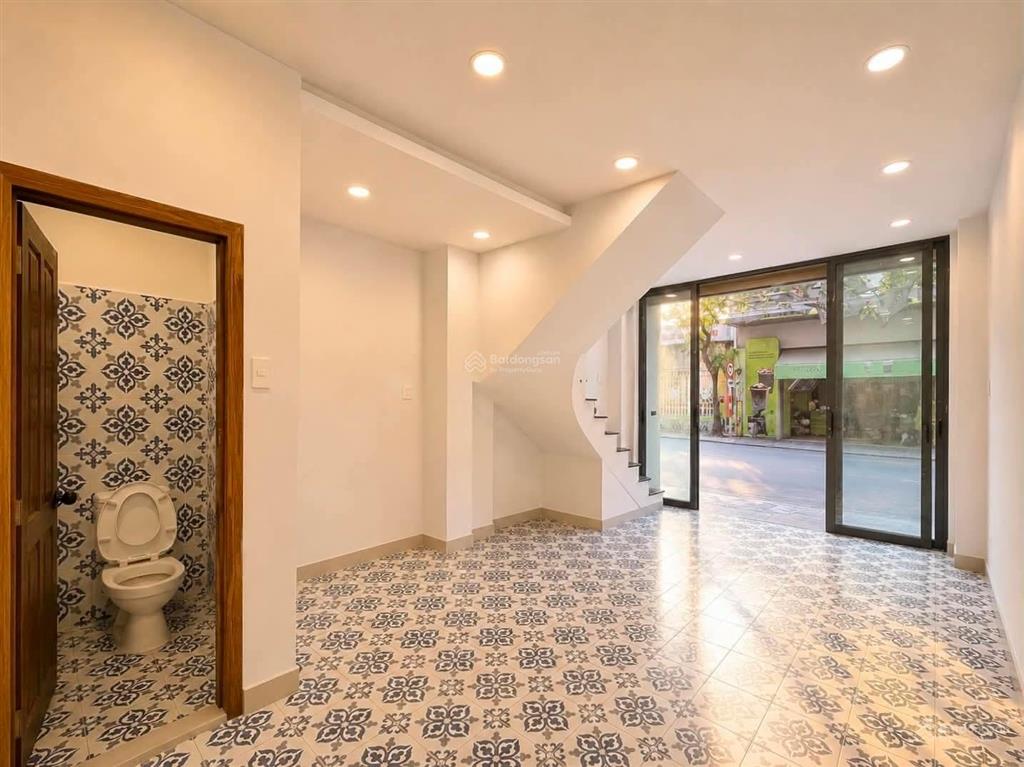 Mặt tiền huỳnh văn bánh, góc giao nguyễn văn trỗi, p17, phú nhuận  5 tầng mới  8 phòng