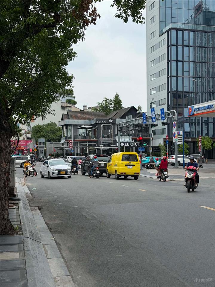 Mặt tiền huỳnh văn bánh, góc giao nguyễn văn trỗi, p17, phú nhuận  5 tầng mới  8 phòng