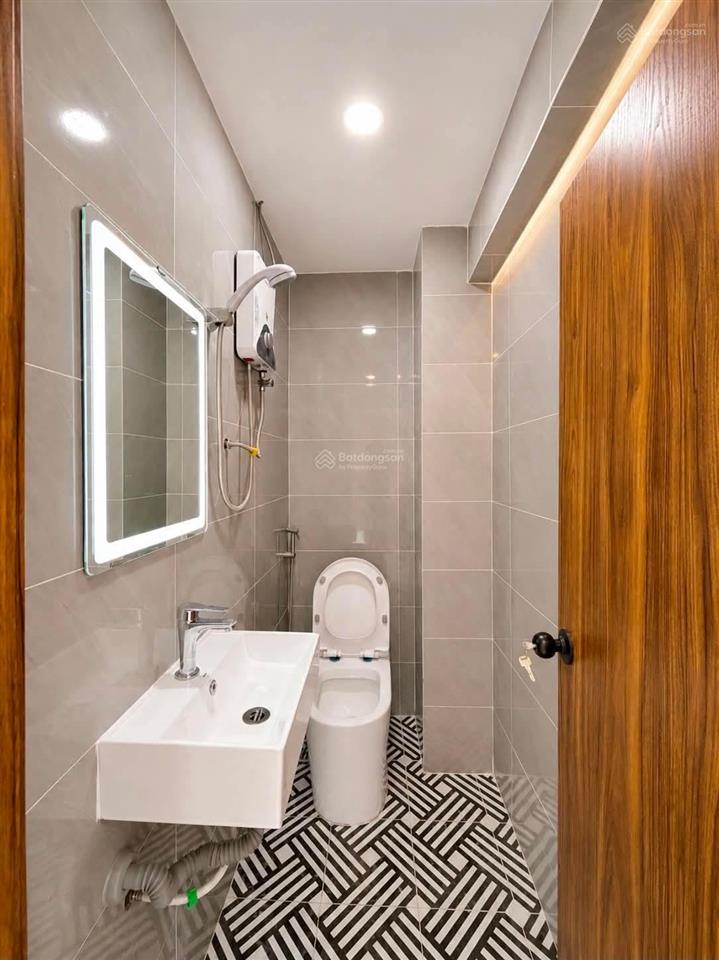 Mặt tiền huỳnh văn bánh, góc giao nguyễn văn trỗi, p17, phú nhuận  5 tầng mới  8 phòng