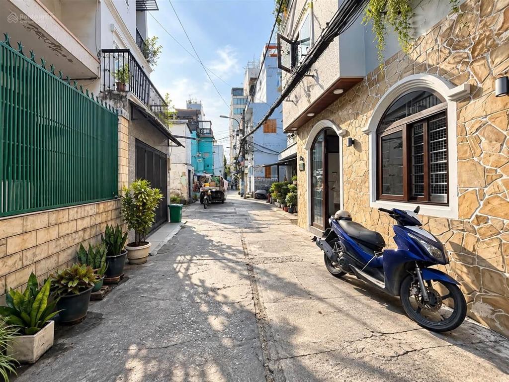 Sát quận 1  hẻm ô tô đ. lê văn duyệt, đinh tiên hoàng cũ, phường 1, bình thạnh  43m2 2 tầng