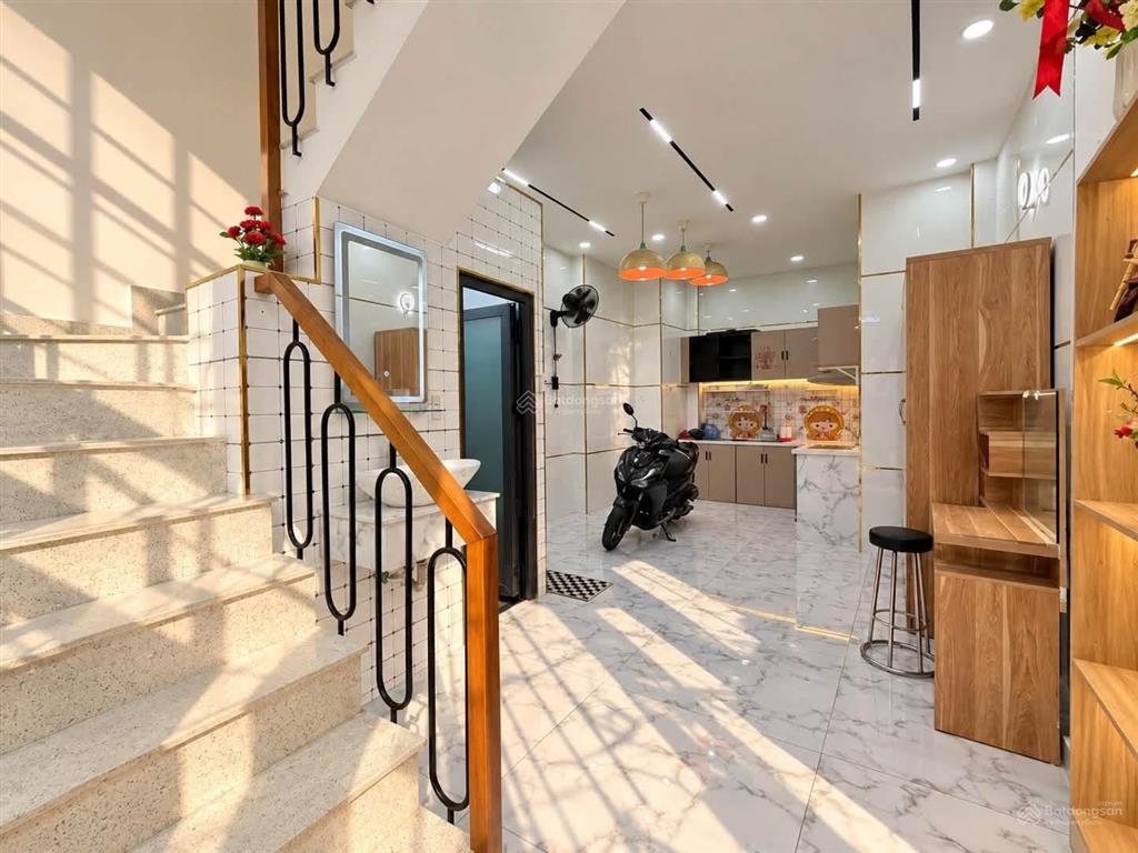 Sát quận 1  hẻm ô tô đ. lê văn duyệt, đinh tiên hoàng cũ, phường 1, bình thạnh  43m2 2 tầng