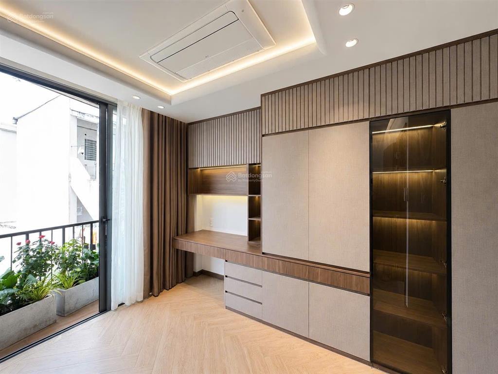 Nhà đẹp 4 tầng  full nội thất cao cấp, có gara ô tô, gần nguyễn thị định