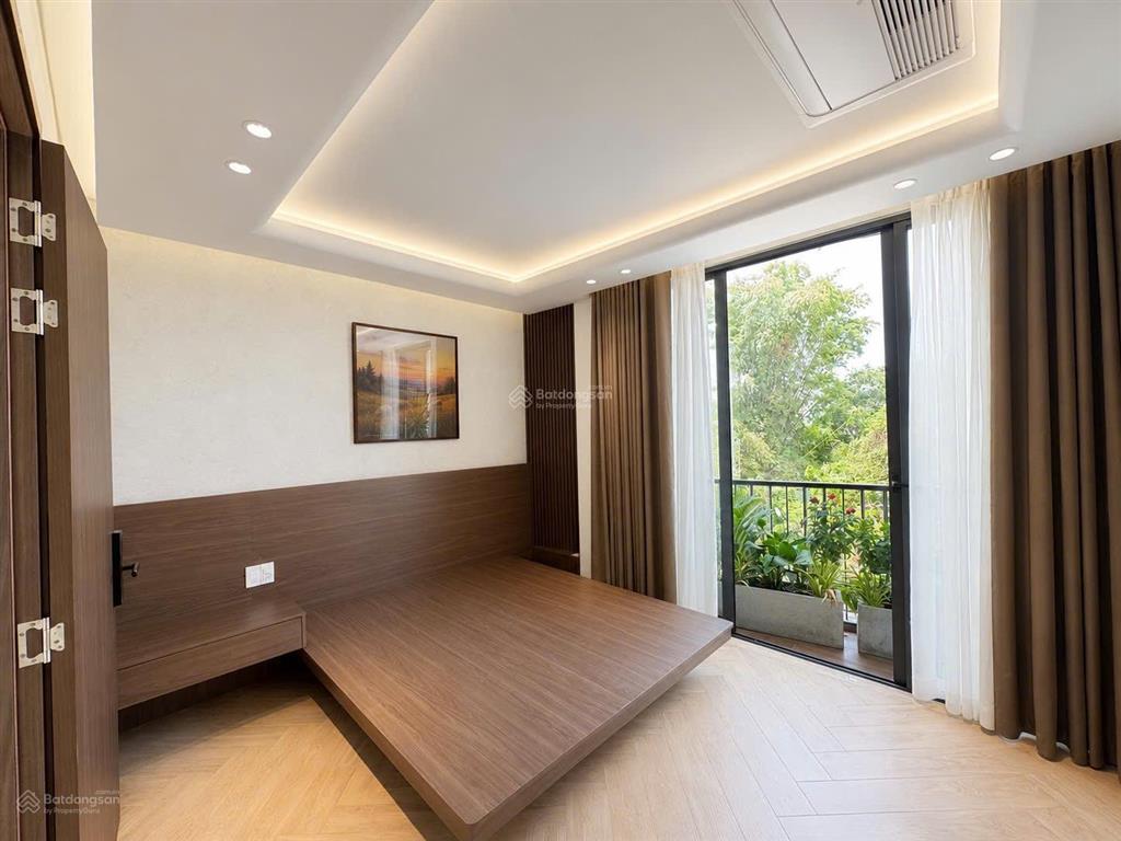 Nhà đẹp 4 tầng  full nội thất cao cấp, có gara ô tô, gần nguyễn thị định