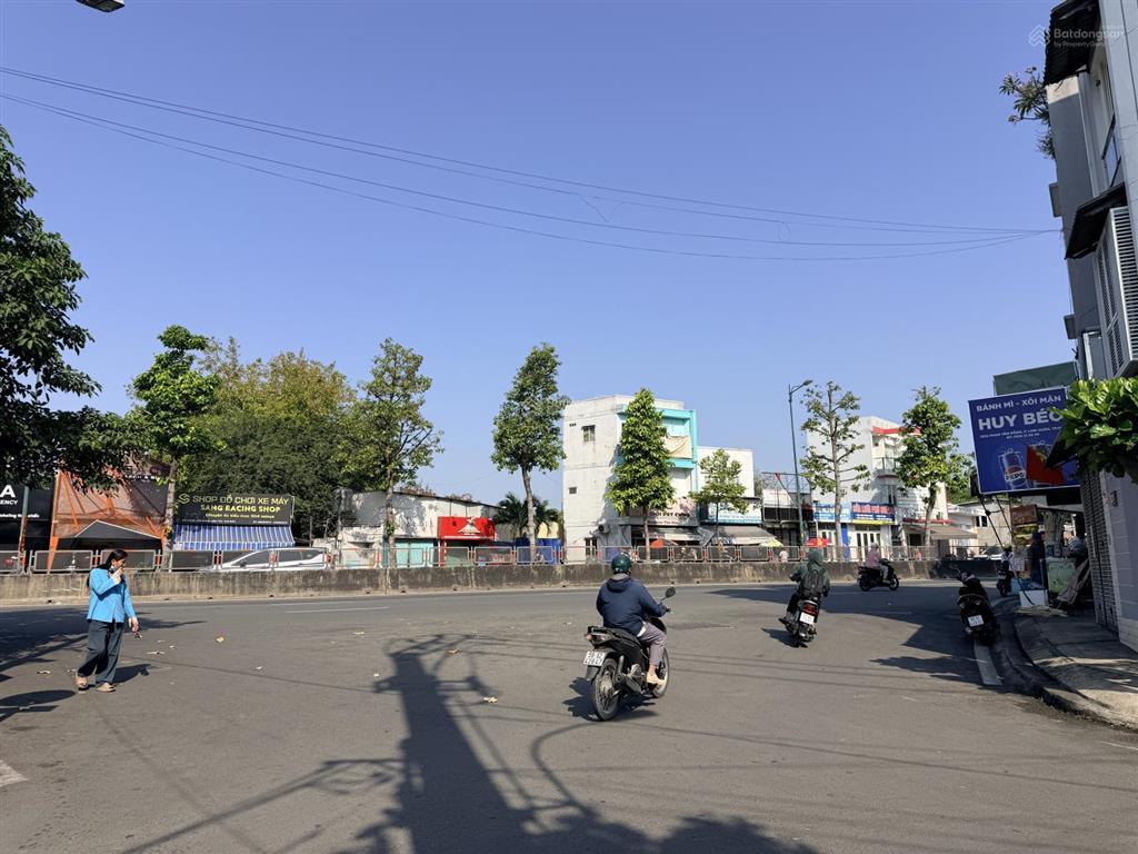 Nhà mtkd đa ngành nghề phường linh tây cũ. cách phạm văn đồng 100m. giá 9 tỷ thương lượng