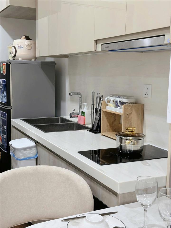Cho thuê gấp căn hộ studio masteri smart city nội thất cao cấp, view hồ 8 triệu, có lốt gửi xe.