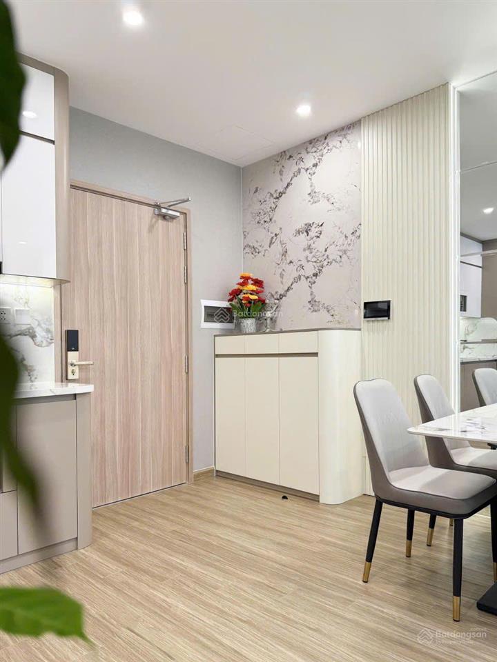 Cho thuê ch 2 ngủ 2 vệ sinh mới làm nội thất, giá 11 triệu, view bể bơi, (hỗ trợ tạm trú, giấy tờ).