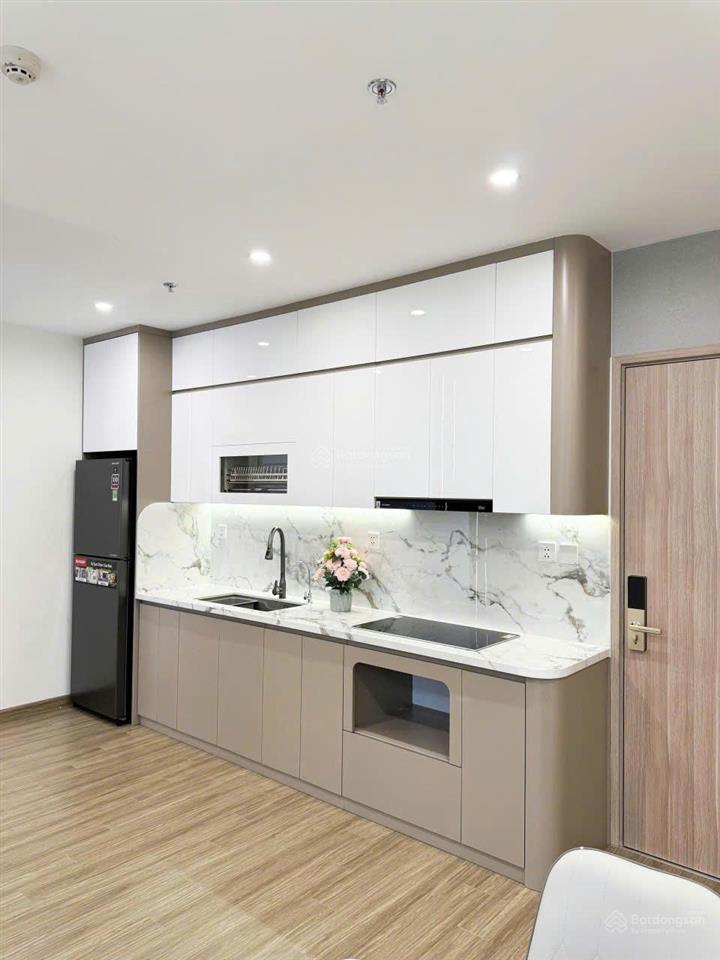 Cho thuê ch 2 ngủ 2 vệ sinh mới làm nội thất, giá 11 triệu, view bể bơi, (hỗ trợ tạm trú, giấy tờ).