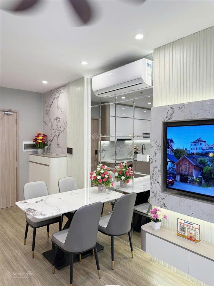 Cho thuê ch 2 ngủ 2 vệ sinh mới làm nội thất, giá 11 triệu, view bể bơi, (hỗ trợ tạm trú, giấy tờ).