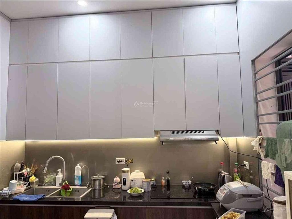 Nhà 5 tầng 34m2 cách 100m phố hồng tiến,hồ điều hòa,ô tô đỗ cổng,nhú 9 tỷ xíu thiện trí t lượng