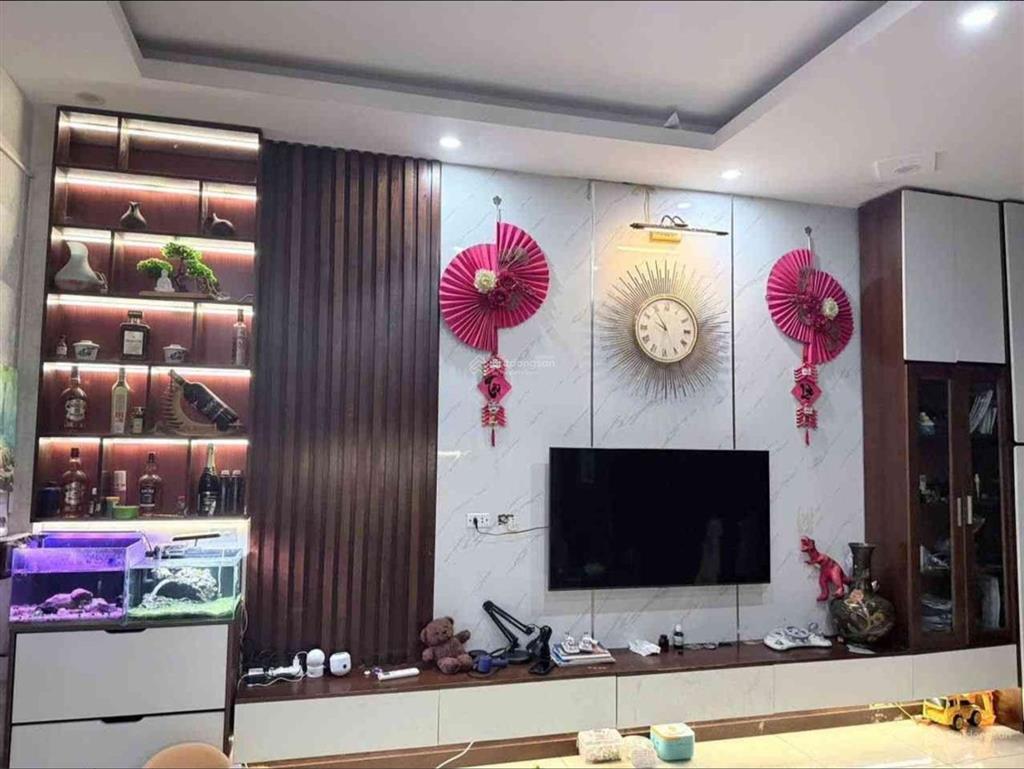 Nhà 5 tầng 34m2 cách 100m phố hồng tiến,hồ điều hòa,ô tô đỗ cổng,nhú 9 tỷ xíu thiện trí t lượng