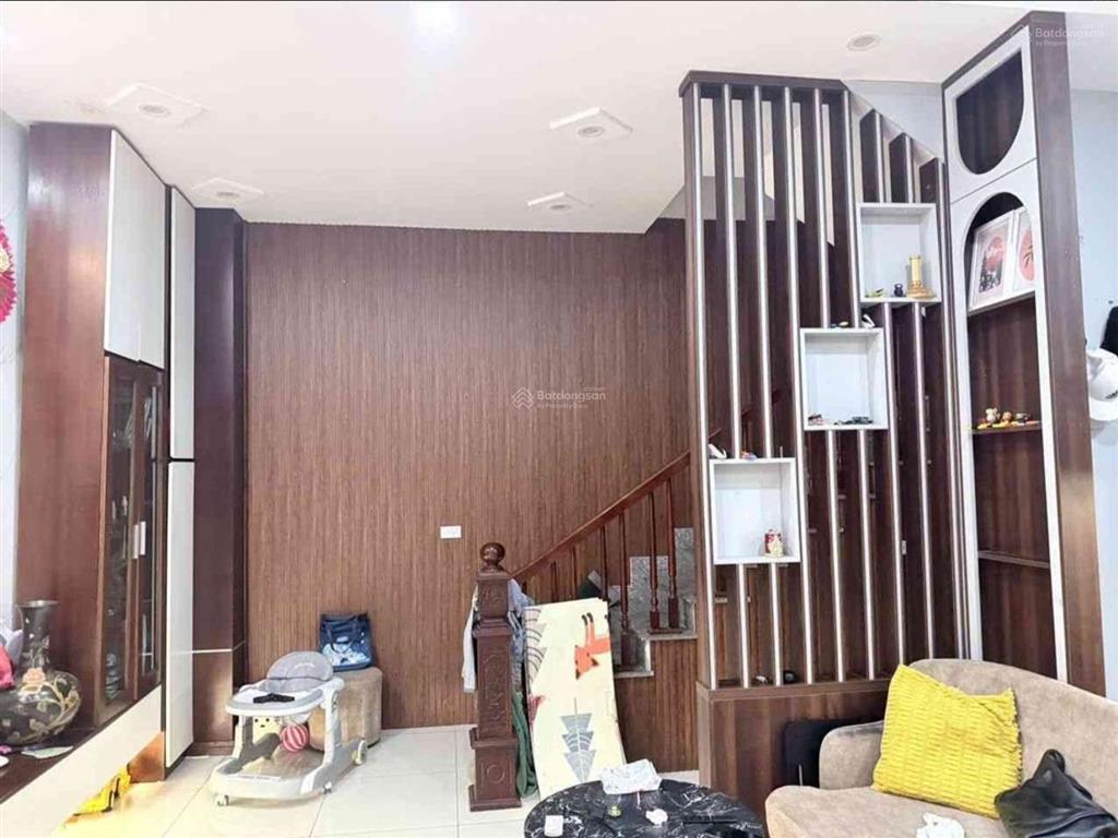 Nhà 5 tầng 34m2 cách 100m phố hồng tiến,hồ điều hòa,ô tô đỗ cổng,nhú 9 tỷ xíu thiện trí t lượng
