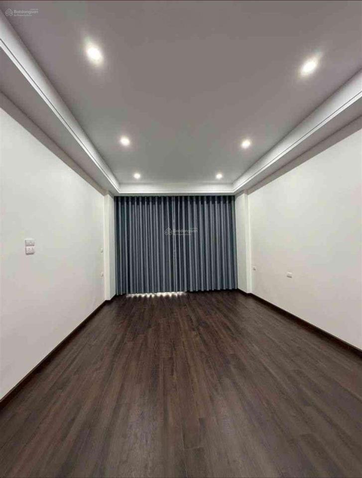 Nhà đẹp 7 tầng thang máy xịn  đường thông ô tô tránh mtkd tốt 22,48 tỷ ngõ 560 nguyễn văn cừ lb