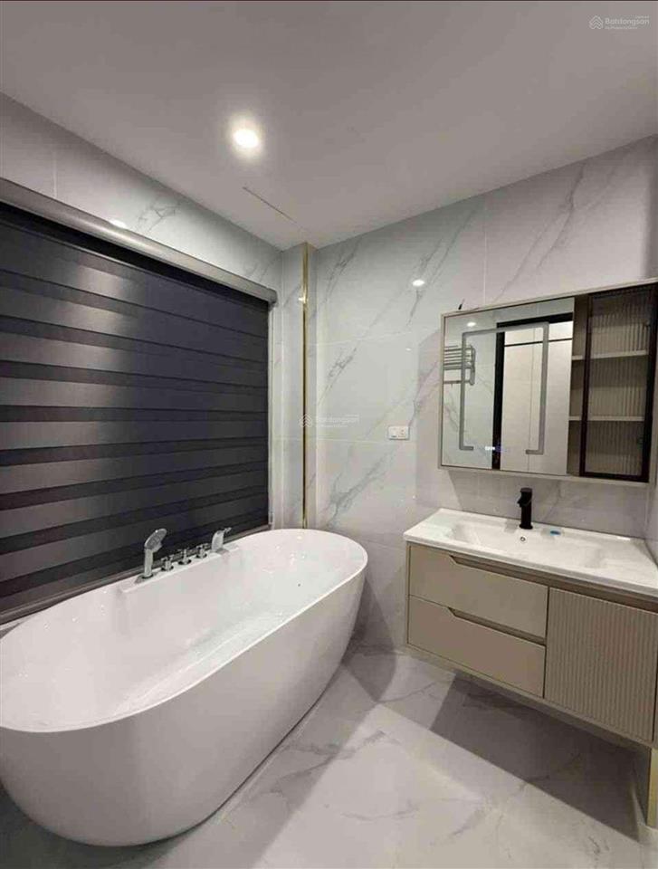 Nhà đẹp 7 tầng thang máy xịn  đường thông ô tô tránh mtkd tốt 22,48 tỷ ngõ 560 nguyễn văn cừ lb