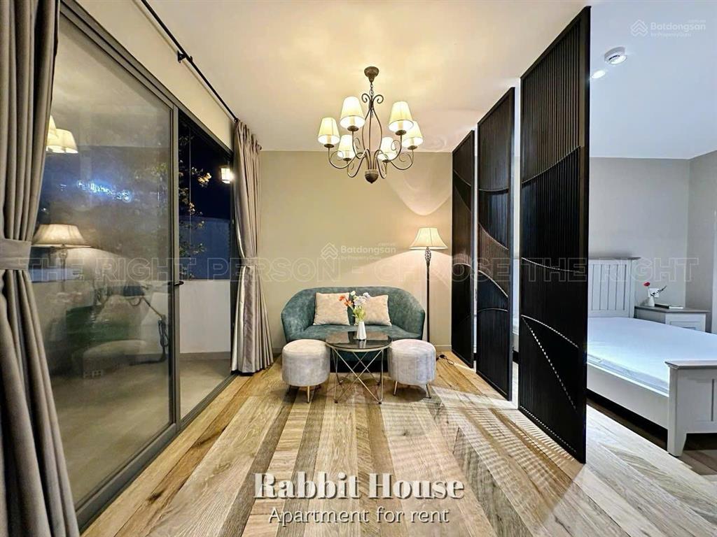 Cho thuê căn hộ penthouse quận 1 ban công full nội thất