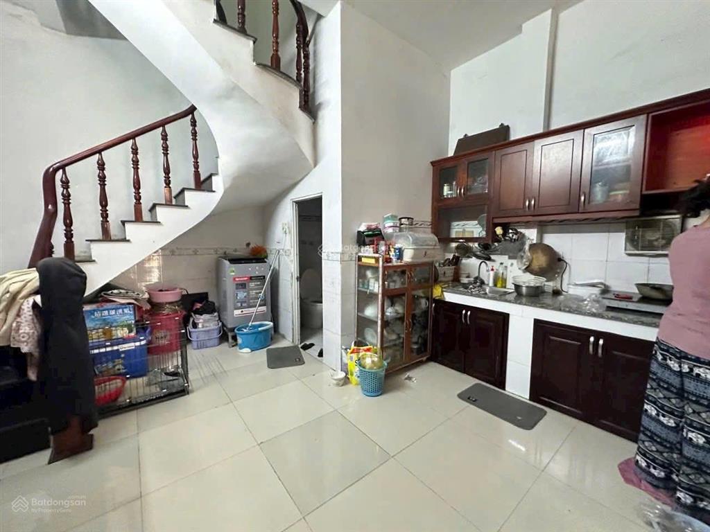 Nhà diện tích khủng ngang 6.42m x 20m đúc 1 lầu có 5 phòng ngủ, 3 toilet. 1 sẹc hẻm 6m
