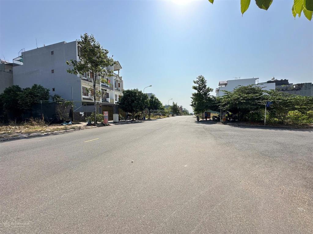 1 lô góc ngay đầu cổng ql1k vào vừa ở vừa kinh doanh được