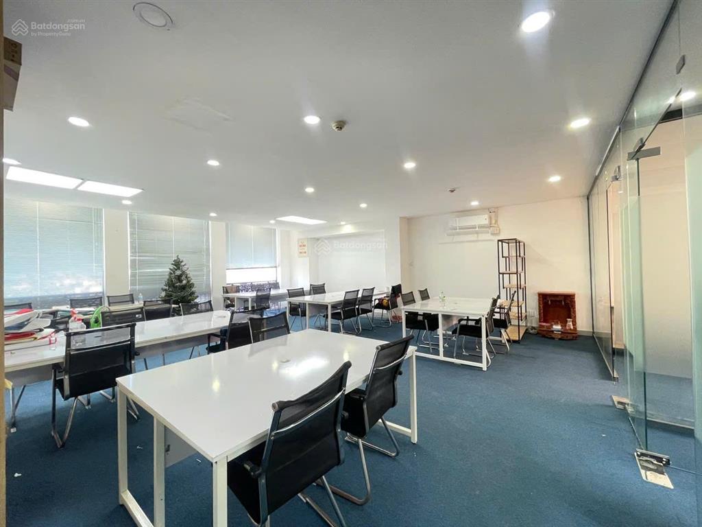Văn phòng quận 3 giá 30 triệu (95m2) đầy đủ bàn ghế sẵn